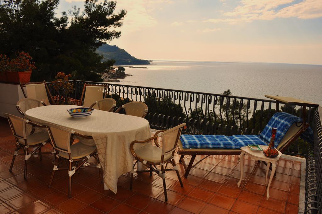 Villa Laura Sea View Apartments Santa Maria di Castellabate Bagian luar foto